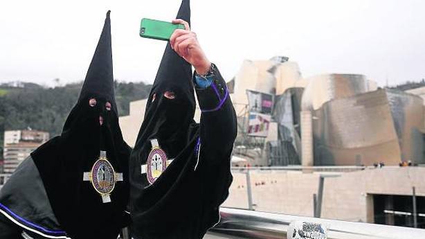 Cofrades sacandose un selfie con el Guggenheim de fondo
